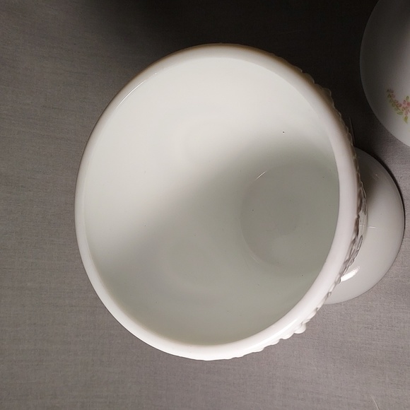 Vintage Fenton Milk Glass Hand Painted Candy Dish With Lid Signed Frieda Hubbard - Picture 5 of 9